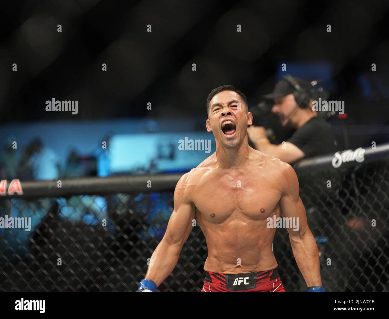 SAN DIEGO, CA - 13. AUGUST: Tyson Nam feiert seinen Sieg über Ode Osbourne im Flyweight-Kampf während der UFC Fight Night: Vera gegen Cruz-Veranstaltung in der Pechanga Arena am 13. August 2022 in San Diego, Kalifornien, USA. (Foto von Louis Grasse/PxImages) Credit: Px Images/Alamy Live News Stockfoto