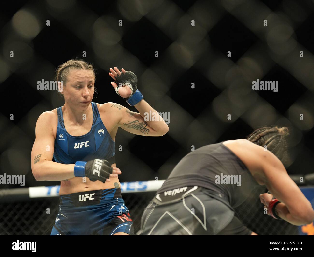 SAN DIEGO, CA - 13. AUGUST: (R-L) Cynthia Calvillo kämpft mit Nina Nunes während der UFC Fight Night: Vera gegen Cruz in der Pechanga Arena am 13. August 2022 in San Diego, Kalifornien, USA. (Foto von Louis Grasse/PxImages) Stockfoto