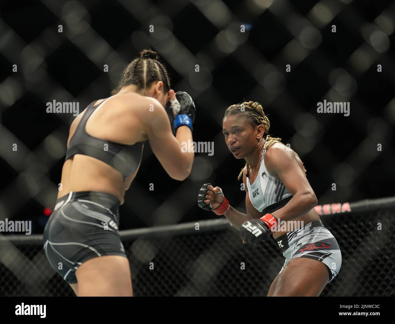 SAN DIEGO, CA - 13. AUGUST: (R-L) Angela Hill kämpft gegen Lupita Godinez in ihrem Catchweight-Kampf während der UFC Fight Night: Vera gegen Cruz-Veranstaltung in der Pechanga Arena am 13. August 2022 in San Diego, Kalifornien, USA. (Foto von Louis Grasse/PxImages) Stockfoto