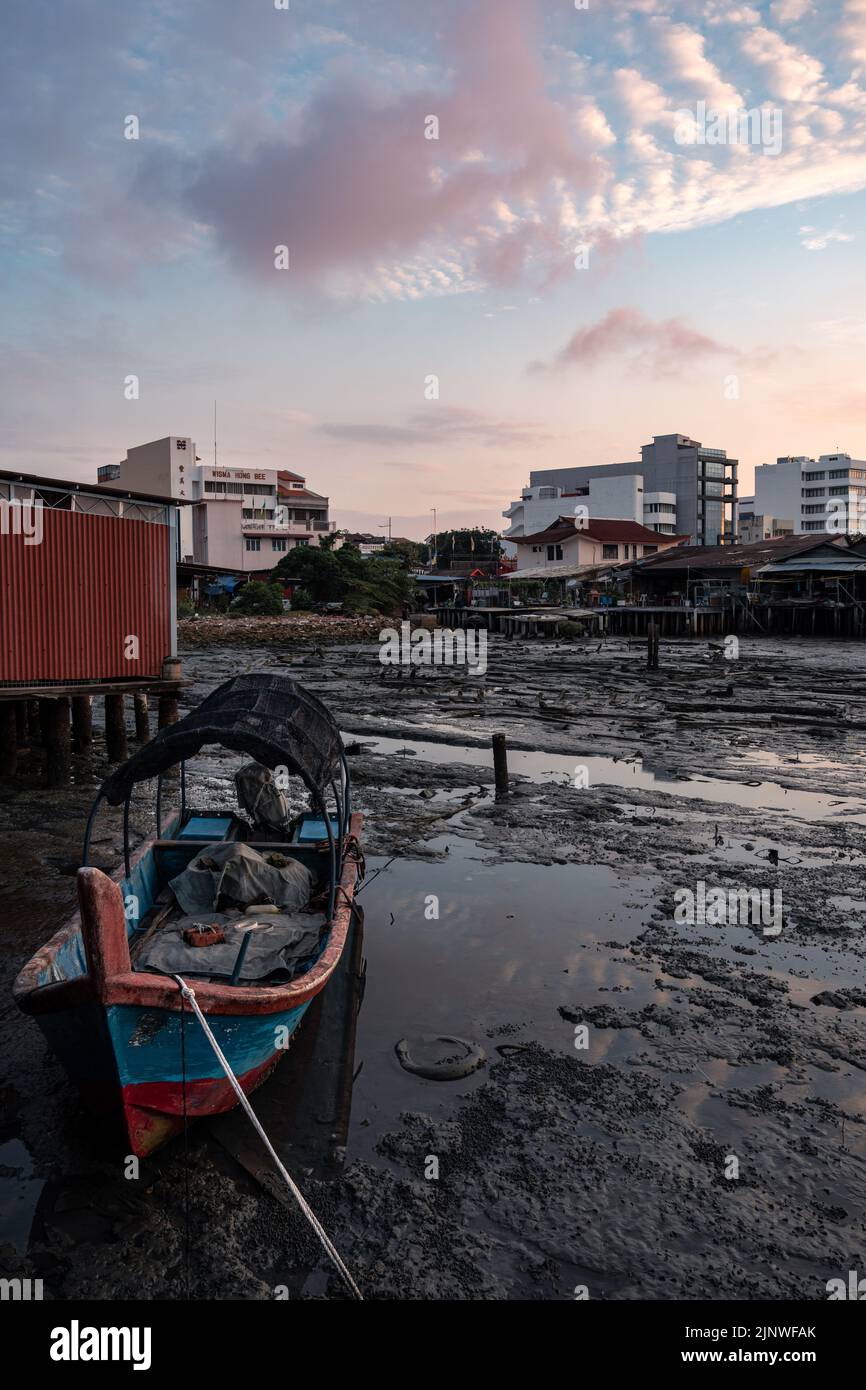 Holzhäuser am Meer genannt Clan Jetty. Es ist ein UNESCO-Weltkulturerbe in Georgetown, Penang, Malaysia. Stockfoto