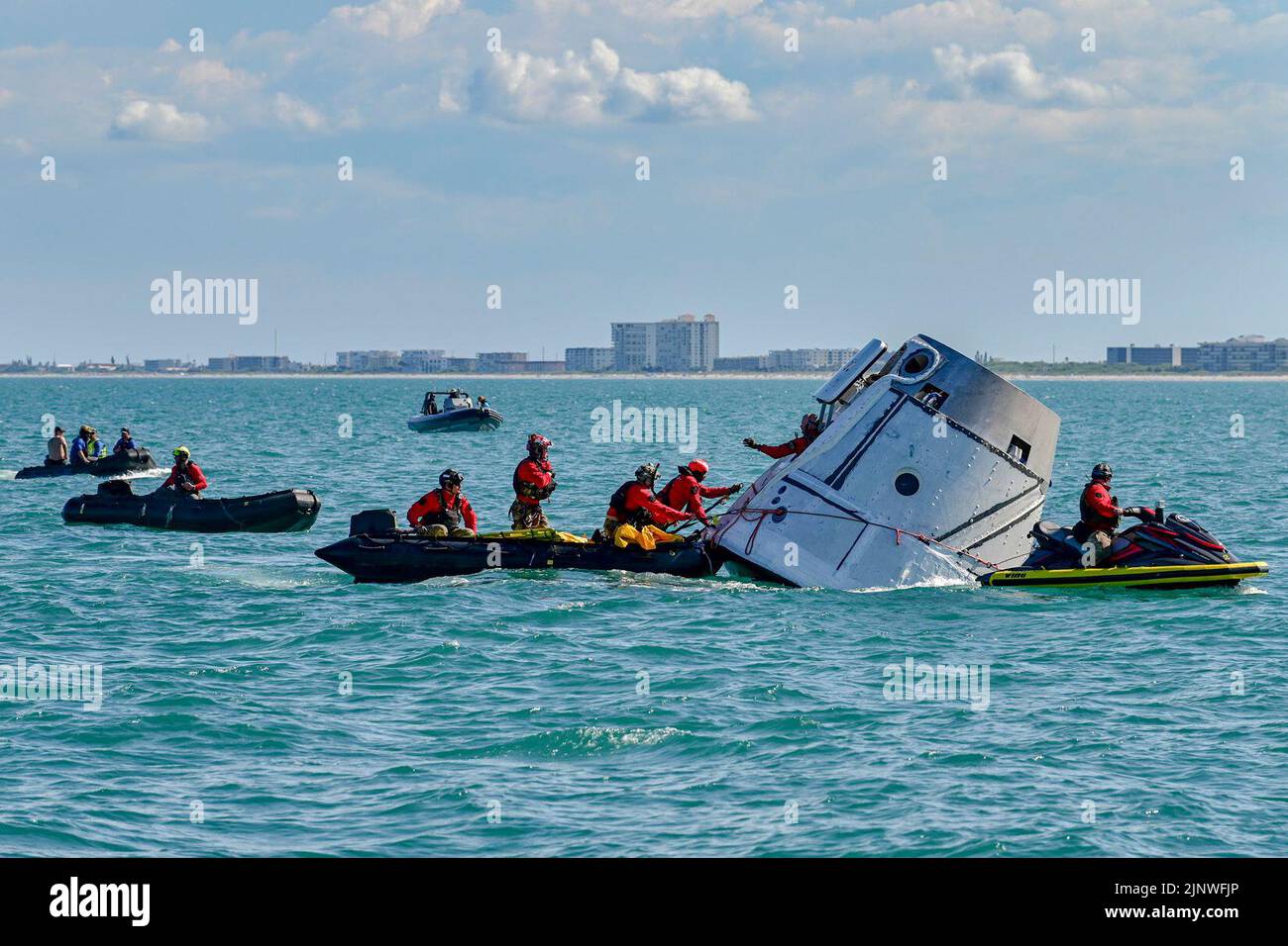 Usa. 3. August 2022. Luftwaffe pararescue Kräfte aus dem Rettungsgeschwader von 48. arbeiten daran, Scheinastronauten während einer Validierungsübung aus einer SpaceX Orion Kapsel zu befreien. Die Übung sollte die gemeinsame Fähigkeit der Hubschrauber-Staffeln der Marine und der Air Force Guardian Angel Pararescue-Streitkräfte in ihrer gemeinsamen Mission zur Rückgewinnung von Astronauten auf See bestätigen. Quelle: U.S. Space Command/ZUMA Press Wire Service/ZUMAPRESS.com/Alamy Live News Stockfoto