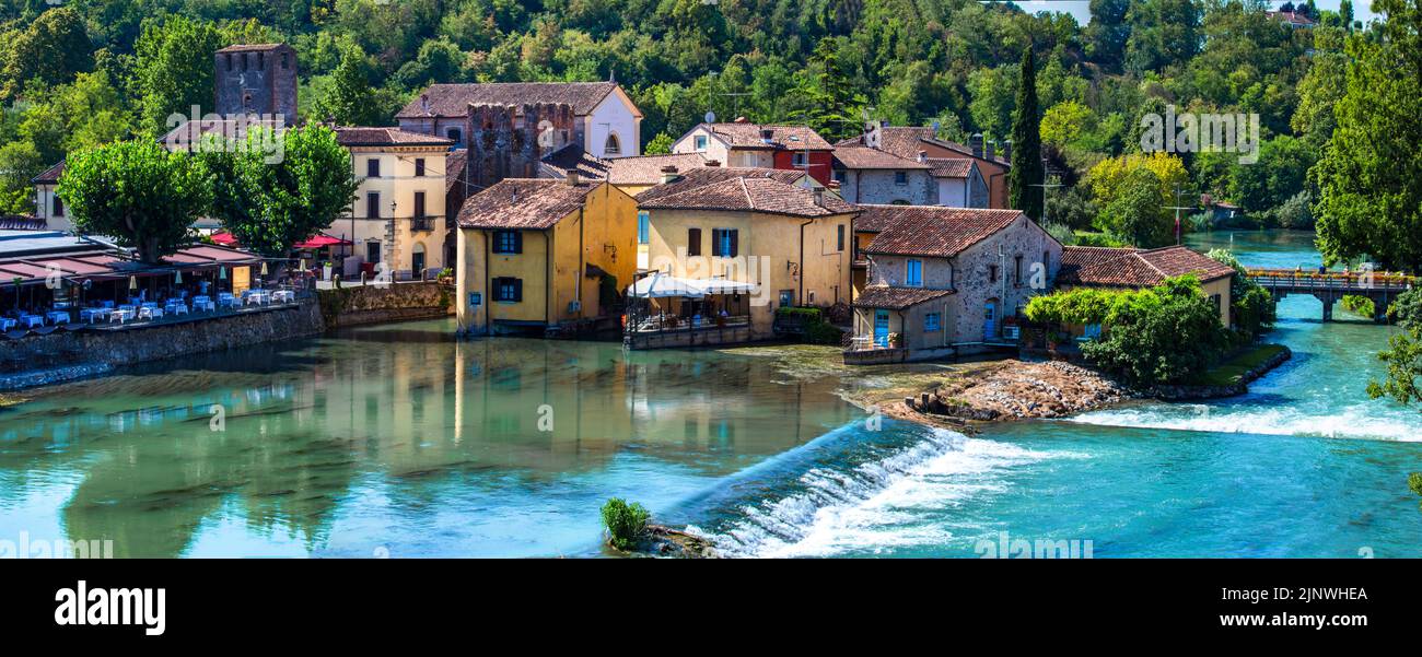 Borghetto sul Mincio - eines der schönsten mittelalterlichen Dörfer Italiens. Bunte Häuser in der Mitte des Flusses und Wasserfälle. Verona provin Stockfoto