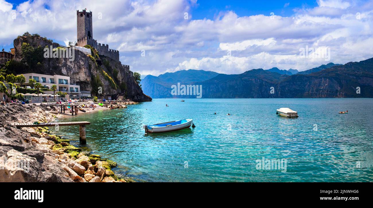 Herrliche italienische Seenlandschaft - schöner Lago di Garda. Panoramablick auf das Schloss Malcesine und den Strand Stockfoto