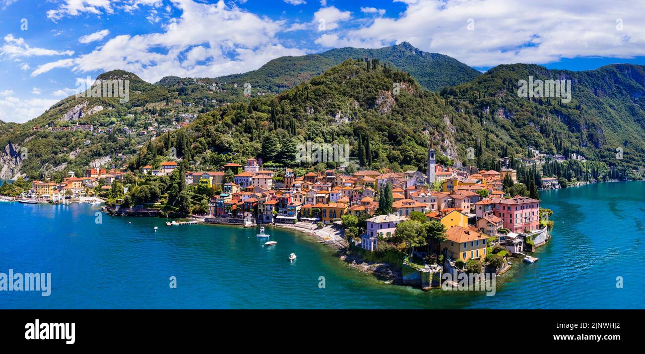 Einer der schönsten Seen Italiens - Lago di Como. Luftpanorama des schönen Dorfes Varenna, beliebte Touristenattraktion Stockfoto