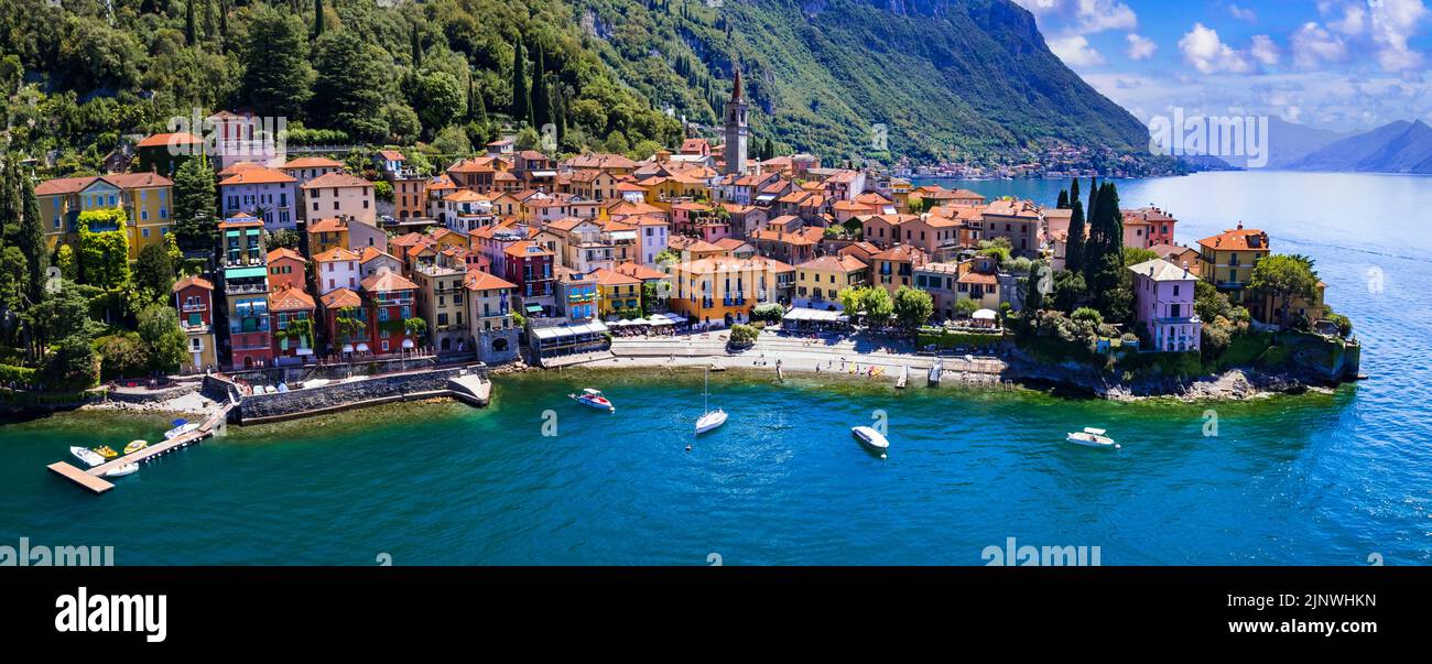 Einer der schönsten Seen Italiens - Lago di Como. Luftpanorama des schönen Dorfes Varenna, beliebte Touristenattraktion Stockfoto