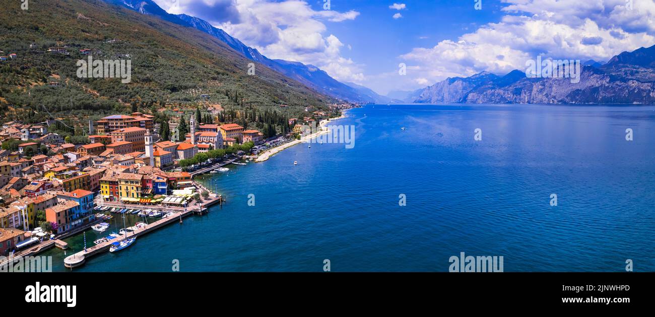 Landschaftlich schöner Gardasee, Italien, Luftaufnahme des Fischerdorfes mit bunten Häusern und Booten - Castelletto di Brenzone. Stockfoto