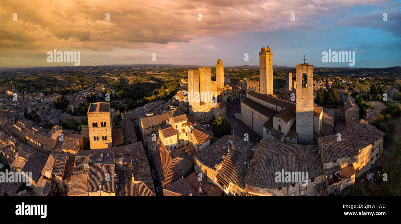 San Gimignano - eine der schönsten mittelalterlichen Städte in der Toskana, Italien. Luftaufnahme von Türmen über Sonnenuntergang. Stockfoto