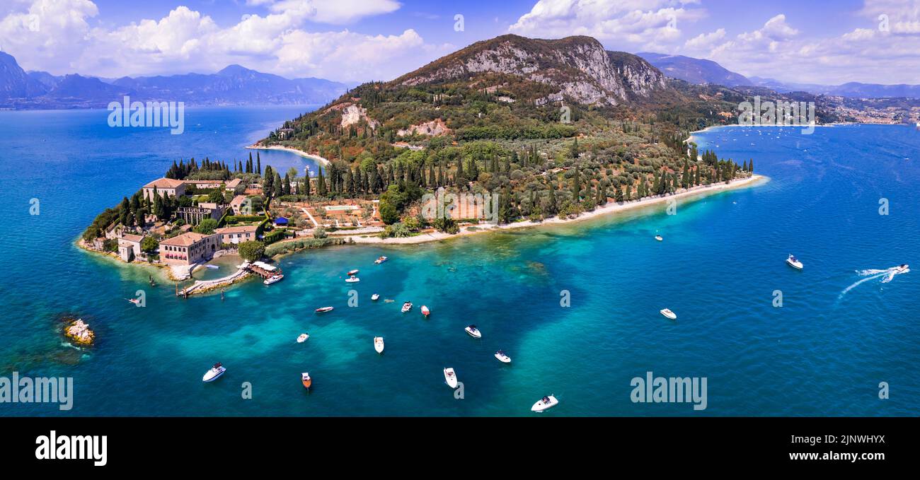 Punta San Vigilio - Luftdrohnenansicht, romantischster Ort des Gardasees, Landschaft am Gardasee. norditalien Stockfoto