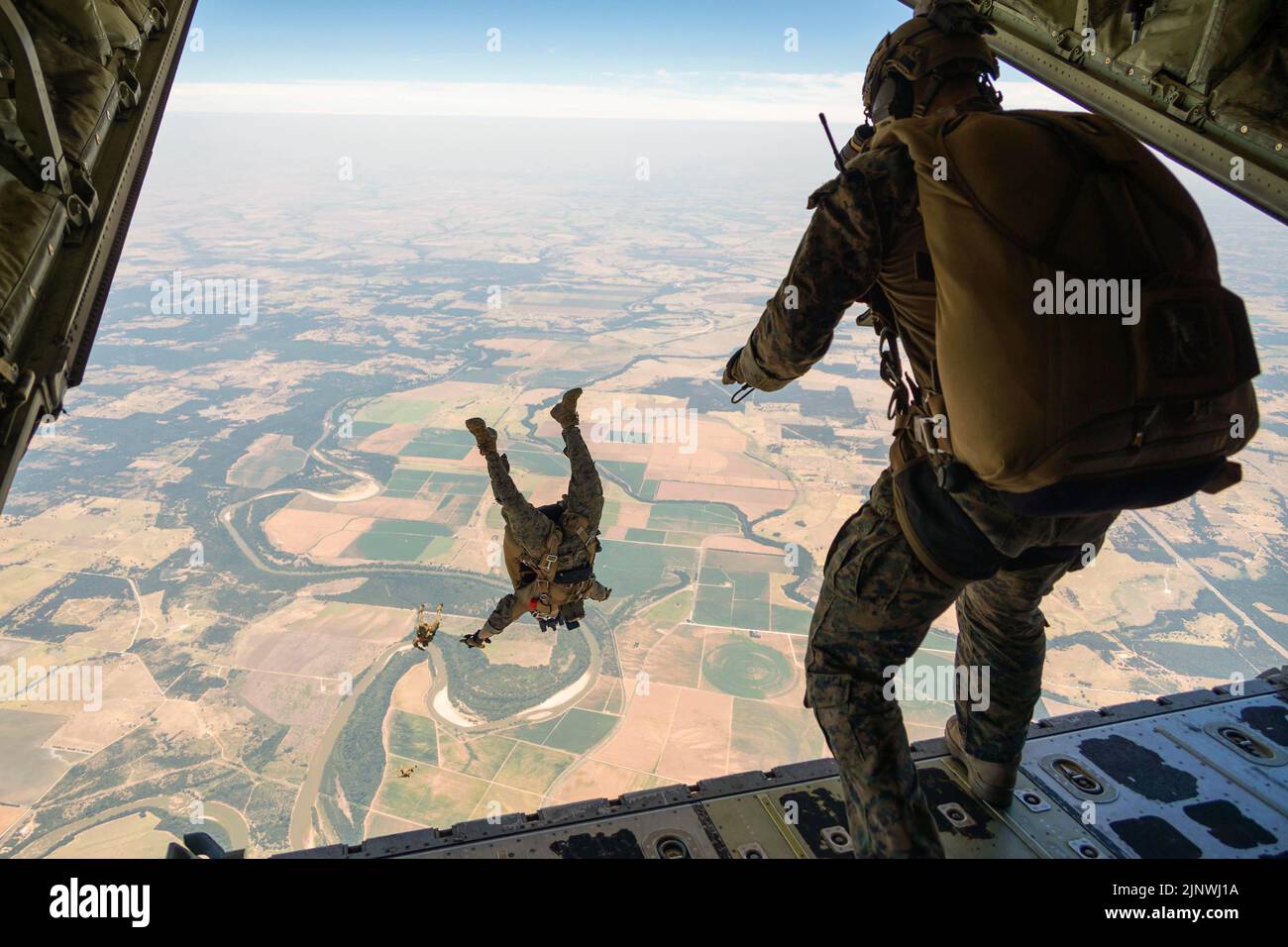 Hearne, Texas, USA. 21.. Juli 2022. U.S. Marines mit Force Reconnaissance Company, III Marine Expeditionary Force, springen von einem C-130 Hercules auf dem städtischen Flughafen Hearne, Hearne, Texas, 20. Juli 2022. Diese Schulung wurde während der Übung Desert Eagle 2022 durchgeführt, um die richtigen Techniken und die Marines-Kenntnisse zur Unterstützung zukünftiger III MEF-Operationen in der Indo-Pazifik-Region zu verbessern. Quelle: U.S. Marine/ZUMA Press Wire Service/ZUMAPRESS.com/Alamy Live News Stockfoto