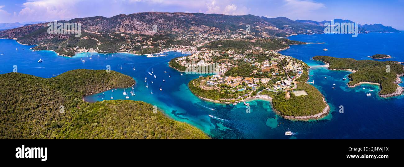 Sivota - atemberaubende Luftaufnahme des türkisfarbenen Meeres bekannt als Blaue Lagune und Komplex von schönen Inseln. Epirus, Griechenland Stockfoto