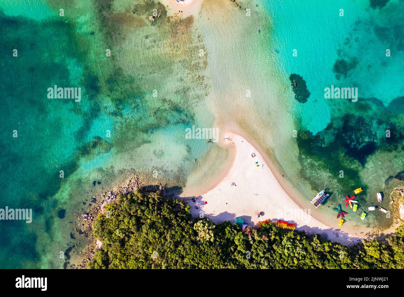 Sivota - atemberaubende Luftaufnahme des türkisfarbenen Meeres bekannt als Blaue Lagune und einzigartigen Strand Bella Vraka. Epirus, Griechenland Stockfoto