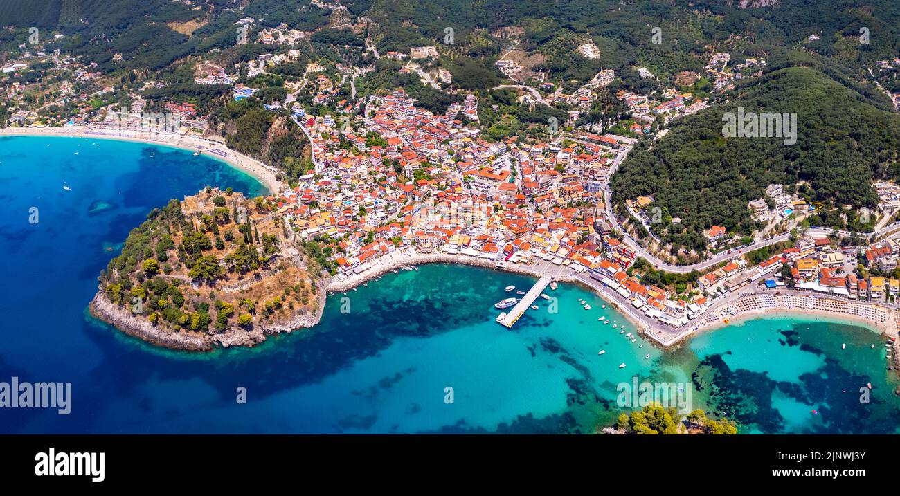 Luftdrohne Ansicht von Parga bunte Stadt mit venezianischem Schloss und Strand Valtos . Epirus, Griechenland Sommerziele und beliebte Resorts Stockfoto