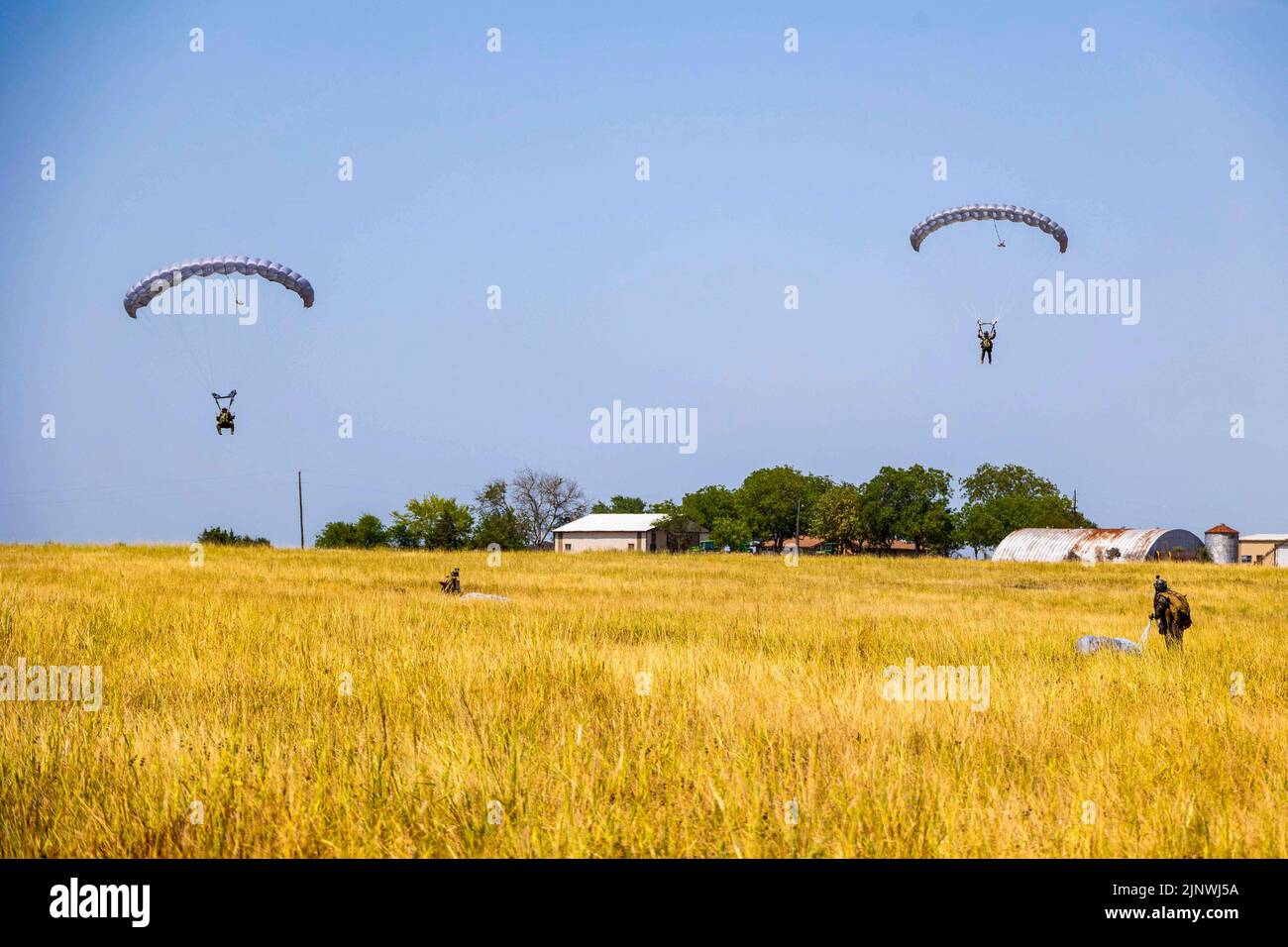 Hearne, Texas, USA. 20.. Juli 2022. U.S. Marines mit Force Reconnaissance Company, III Marine Expeditionary Force, bereiten sich auf die Landung bei einem hochgelegenen Fallschirmsprung auf dem städtischen Flughafen Hearne, Hearne, Texas, vor, 19. Juli 2022. Diese Schulung wurde während der Übung Desert Eagle 2022 durchgeführt, um die richtigen Techniken und die Fähigkeiten der Marines zur Unterstützung zukünftiger III MEF-Operationen in der Indo-Pazifik-Region zu verbessern. Quelle: U.S. Marines/ZUMA Press Wire Service/ZUMAPRESS.com/Alamy Live News Stockfoto