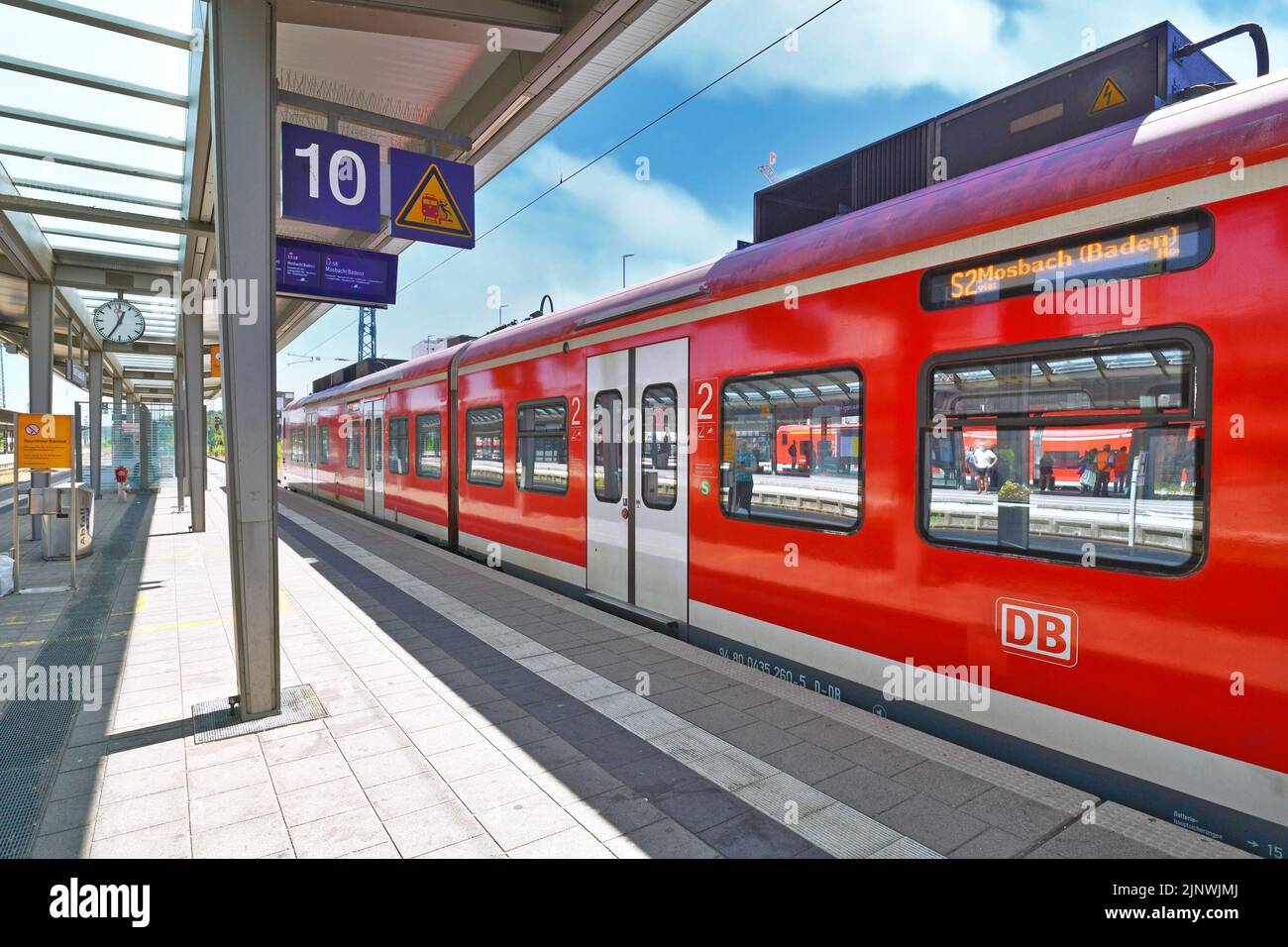 Kaiserslautern, Deutschland - August 2022: Regionalzug S2 am Bahnsteig des Hauptbahnhofs Stockfoto