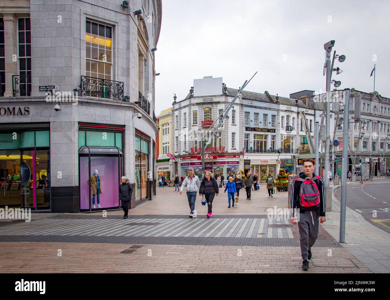 CORK, IRLAND. 04. APRIL 2022. St. Patrick Street. Altstadt. Traditionelle Architektur und Menschen, die herumlaufen. Stockfoto