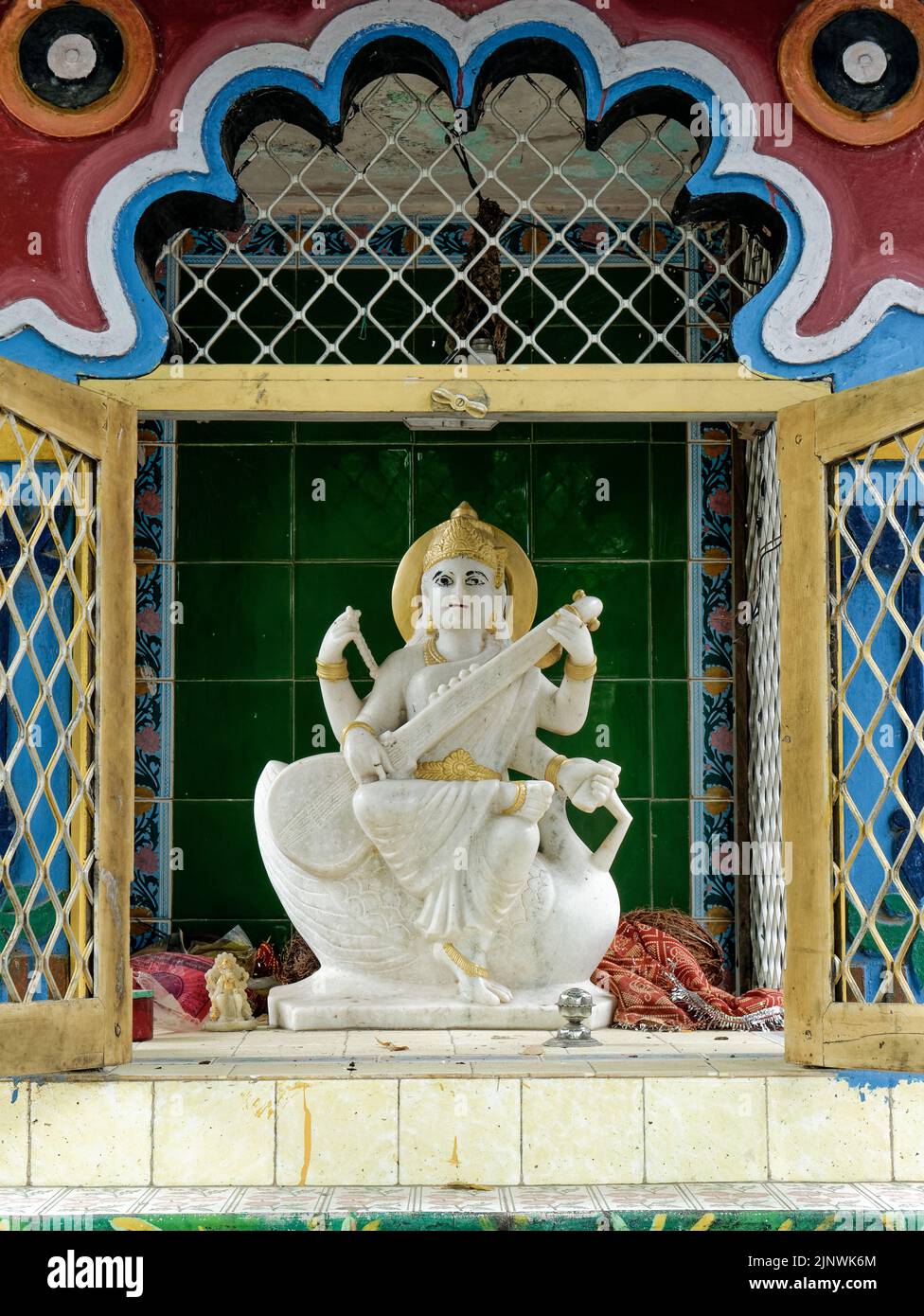 November 2019 Vintage Marble Statue von Devi Saraswati Goddess of Knowledge Inside Compound der Schule Bhiloda Aravalli District Gujarat Indien Stockfoto