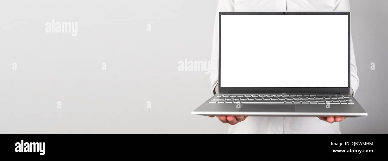 Banner mit Händen, die ein Notebook-Modell mit weißem Bildschirm halten. Person, die am Computer die Präsentation bei der Arbeit vorführt. Speicherplatz kopieren. Hochwertige Fotos Stockfoto