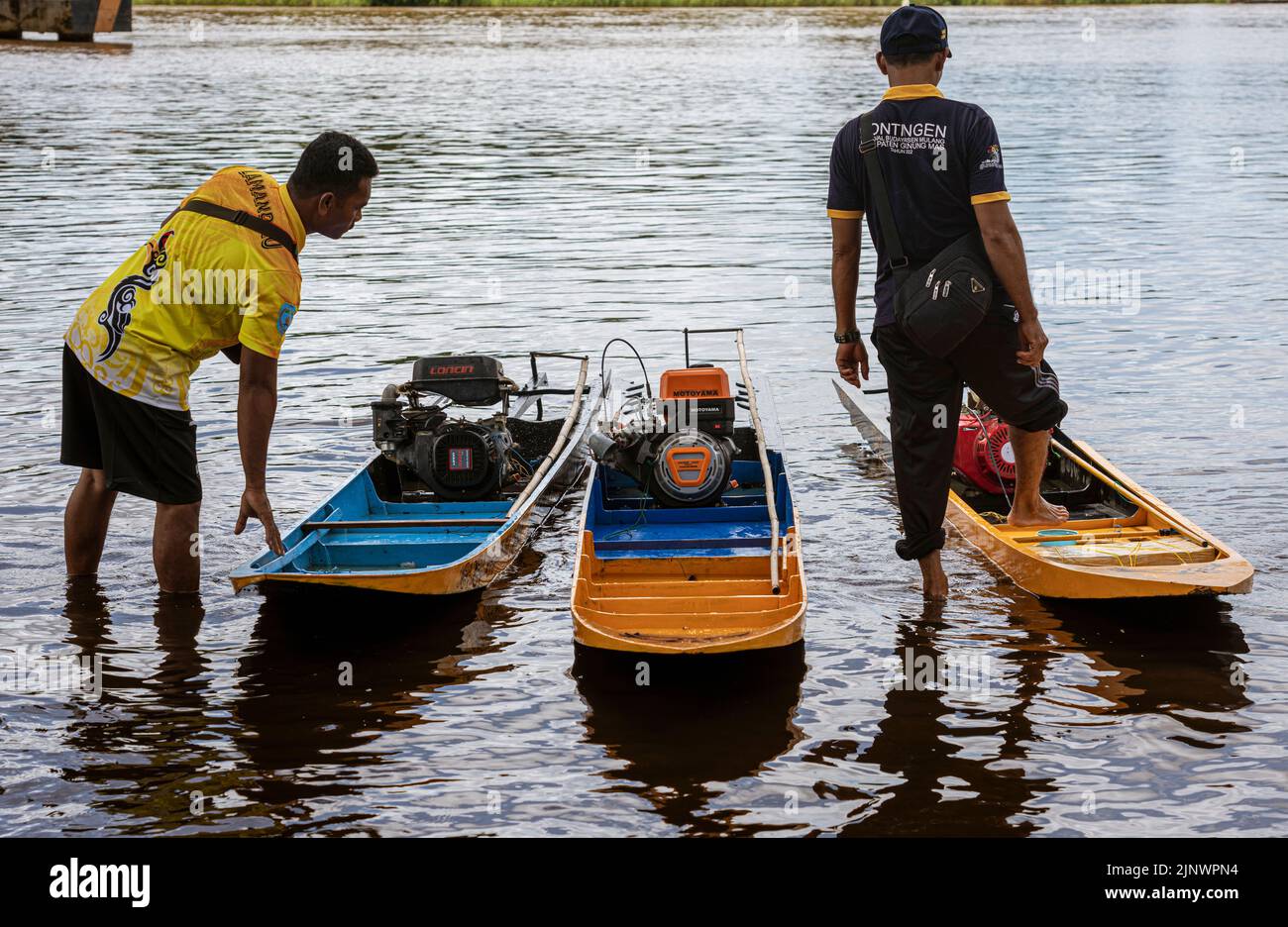 Central Kalamantan, Indonesien, 20. Mai 2022 - zwei Männer stehen in der Nähe ihrer Skimmer-Rennboote. Stockfoto