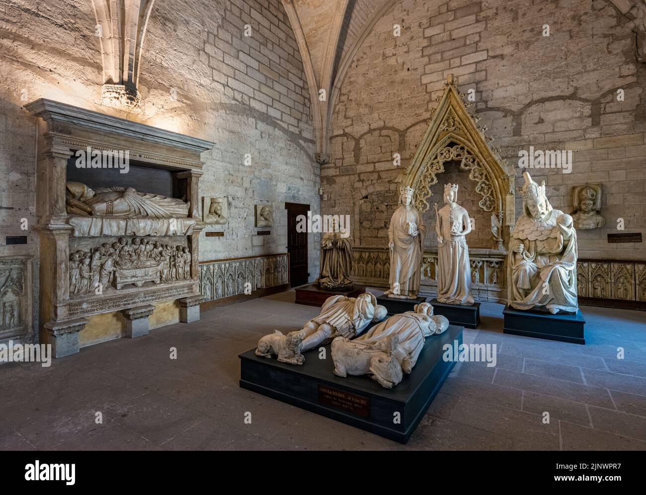 Grabdenkmal und Figuren des Königshauses und die Kirche in der Sacristie Nord. Papstpalast - Papstpalast, Avignon, Vaucluse, Frankreich. Th Stockfoto
