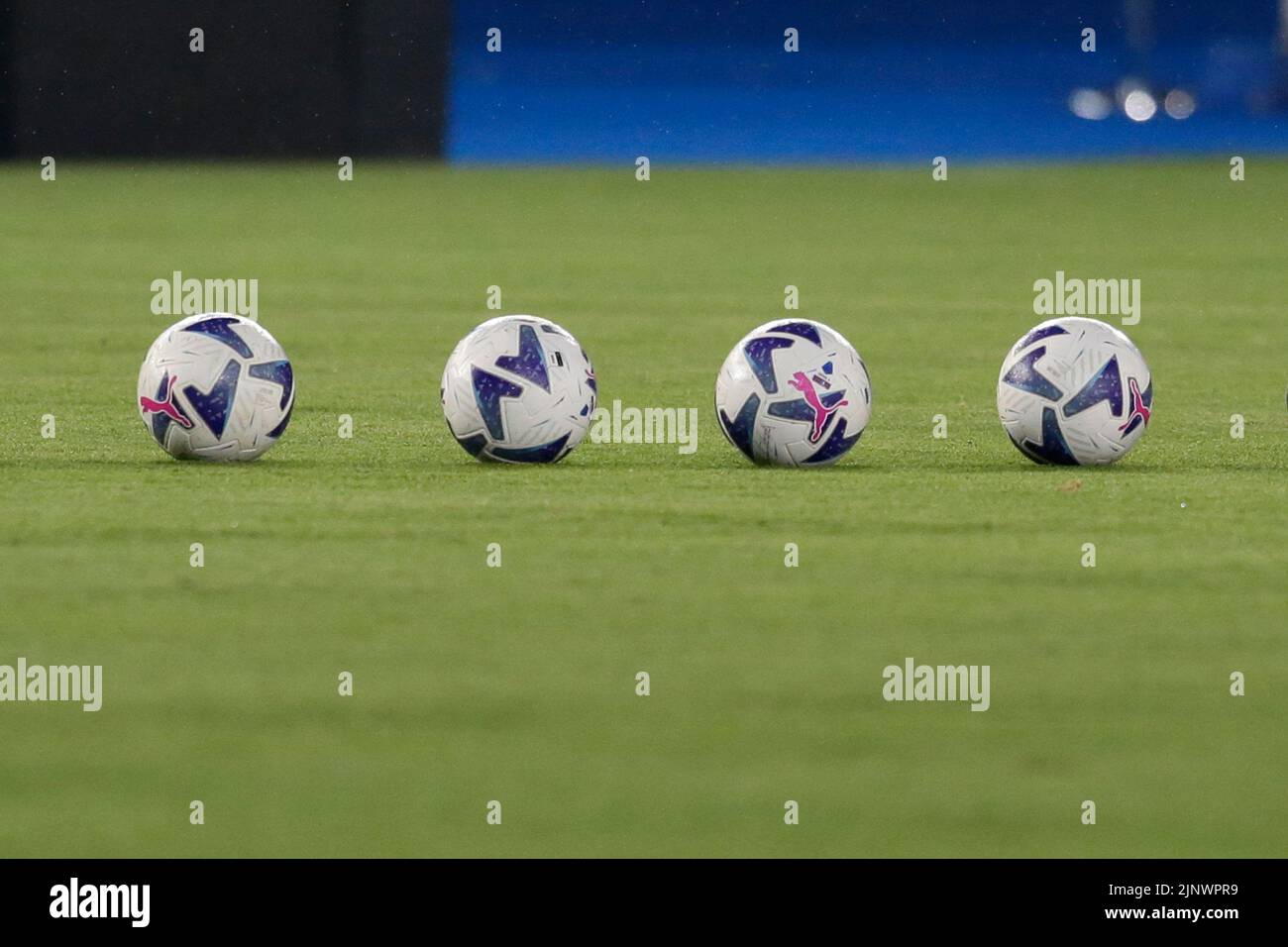 Neue Kugeln auf der Linie vor dem Serie A Fußballspiel zwischen Lecce und Inter in der Via Del Mare Ettore Giardiniero Stadion in Lecce, Süditalien, am 13. August 2022. Stockfoto