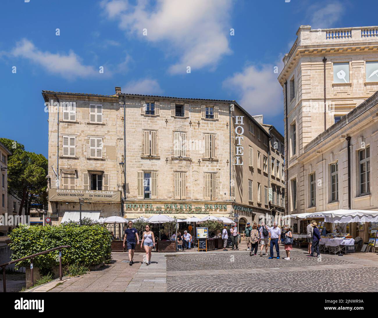 Typische Straßenszene. Place Puits des Boeufs. Avignon, Vaucluse, Frankreich. Stockfoto