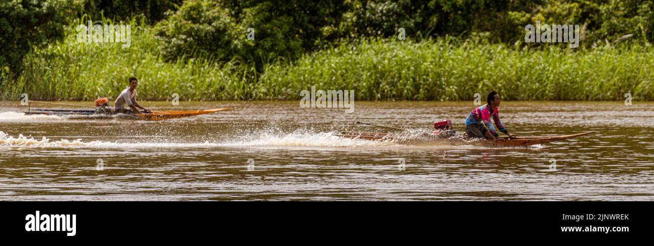 Central Kalamantan, Indonesien, 20. Mai 2022 - Männer in ihrem Skimmer Rennboote, die kaum das Wasser räumen. Stockfoto