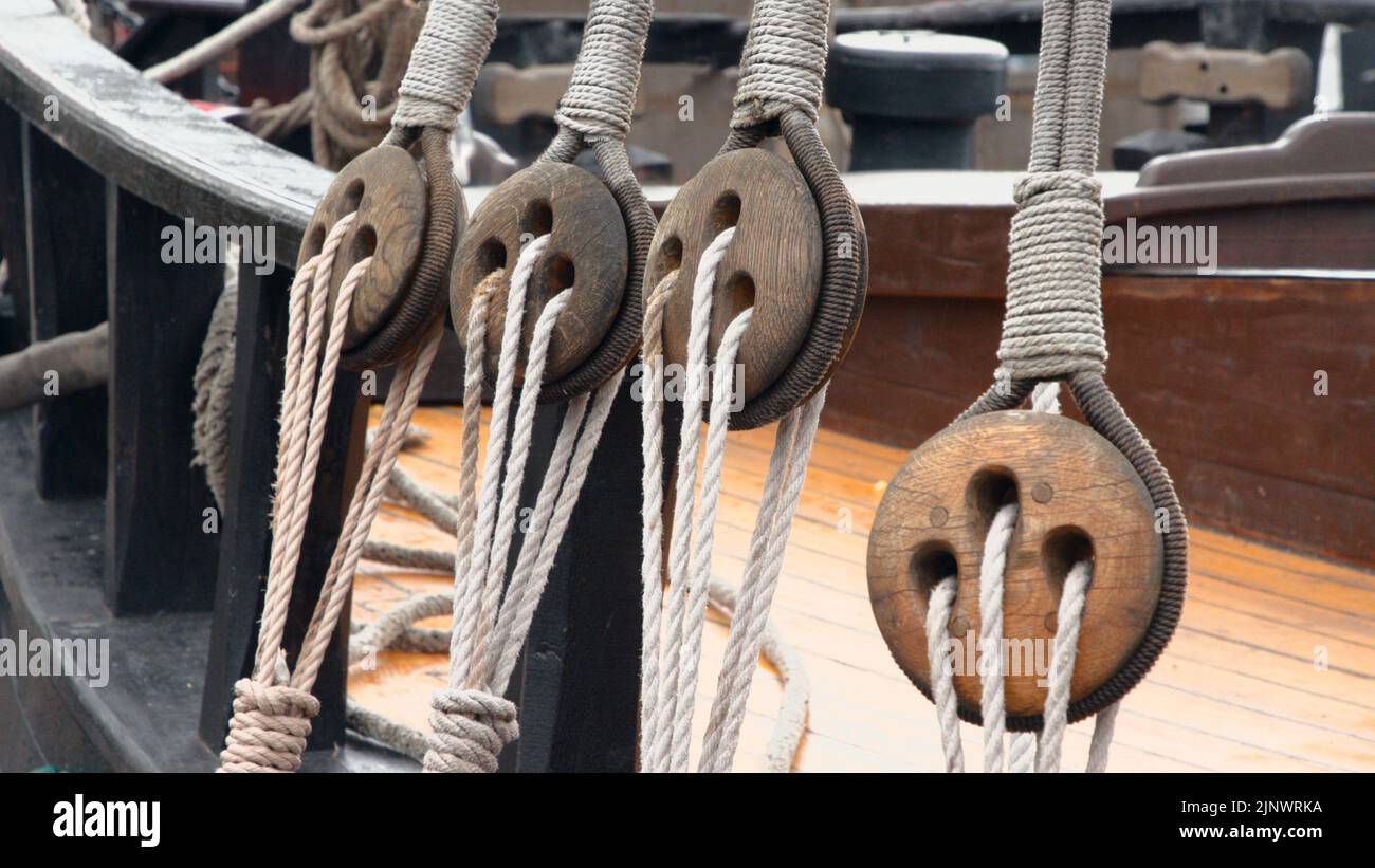 Alte Blöcke und Takelage auf einem Holzschiff Stockfoto