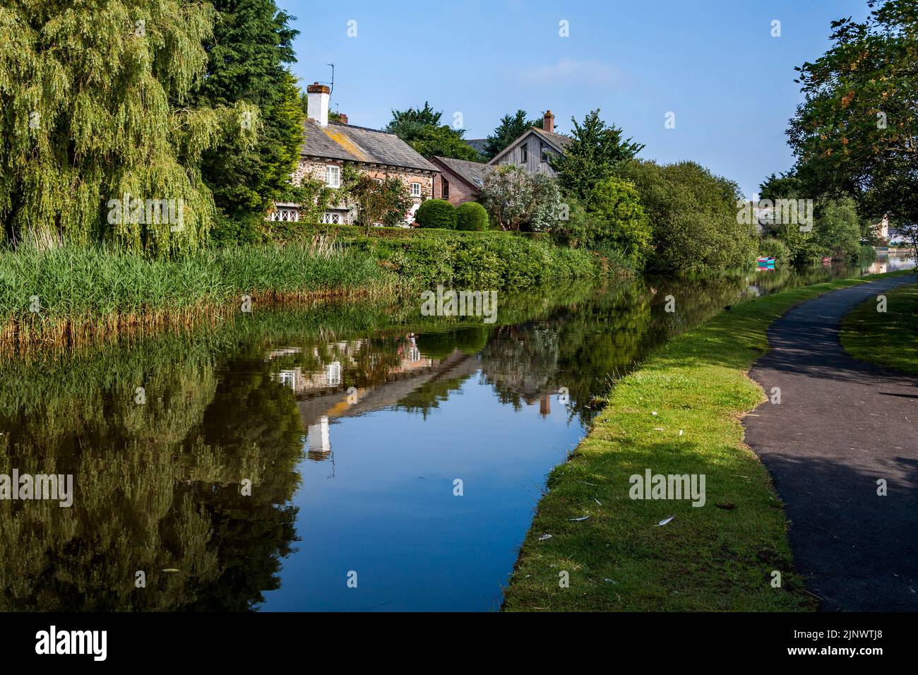 Der Bude-Kanal, Reflexion im Wasser; Cornwall Stockfoto