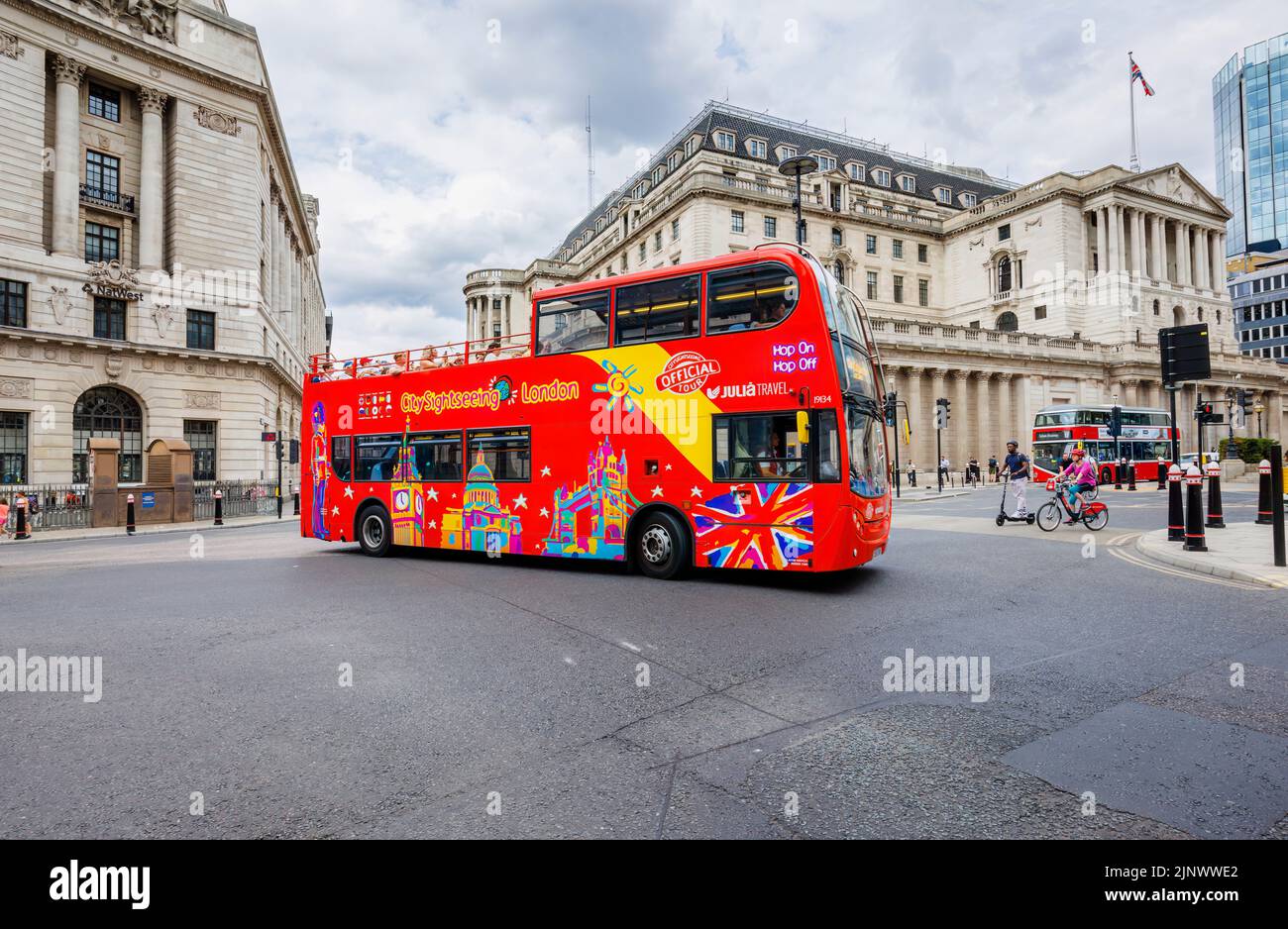 Roter, oben offener Julia Travel London Hop-on-Hop-off-Sightseeing-Bus für Touristen im Finanzviertel City of London EC3 der Bank of England Stockfoto