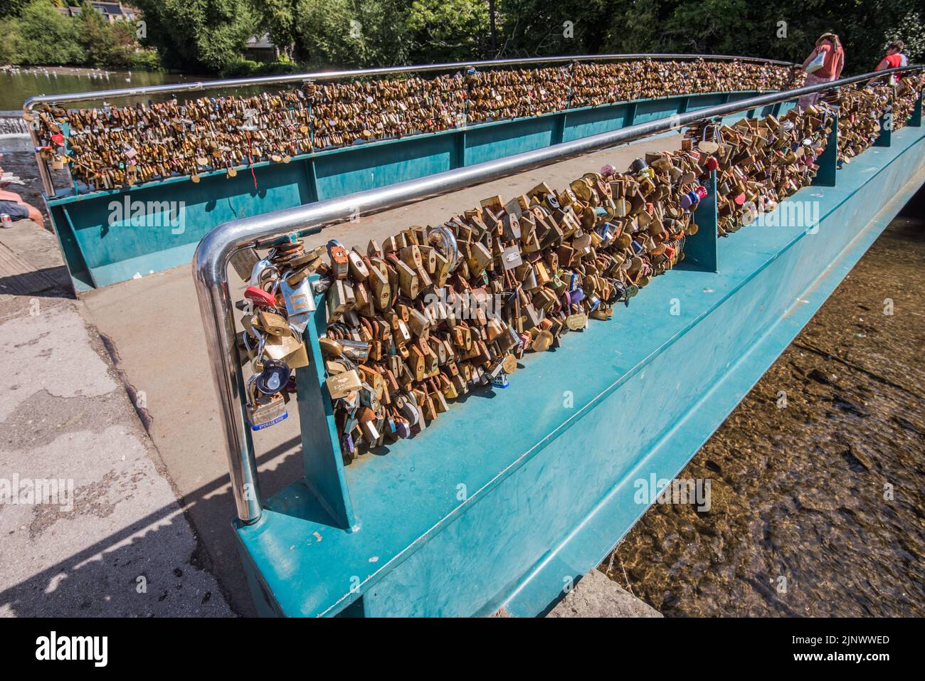 Die Love Lock Bridge, Bakewell in Derbyshire. Lovelocks begann 2012 zu erscheinen und es gab verschiedene Gedanken bezüglich der Entfernung. Stockfoto