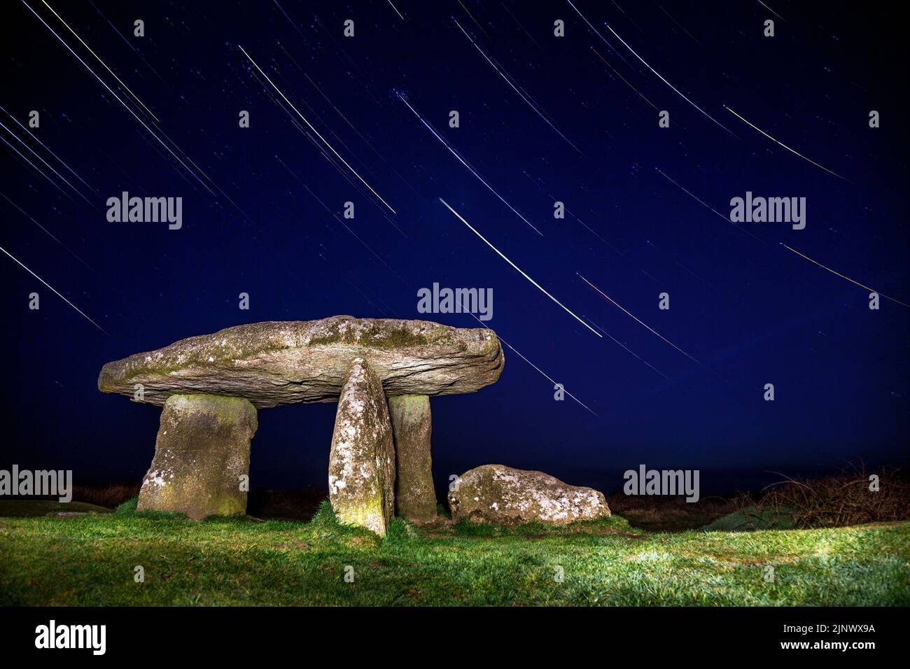 Lanyon Quoit; Star Trails bei Nacht; Cornwall; Großbritannien Stockfoto