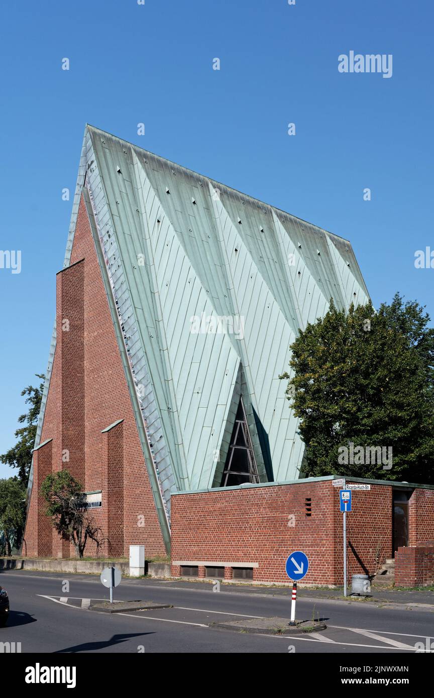 Köln, 11. August 2022: Moderne katholische Kirche St. Johannes der Evangelist aus dem Jahr 1969 in köln stammheim, die leider demol sein wird Stockfoto