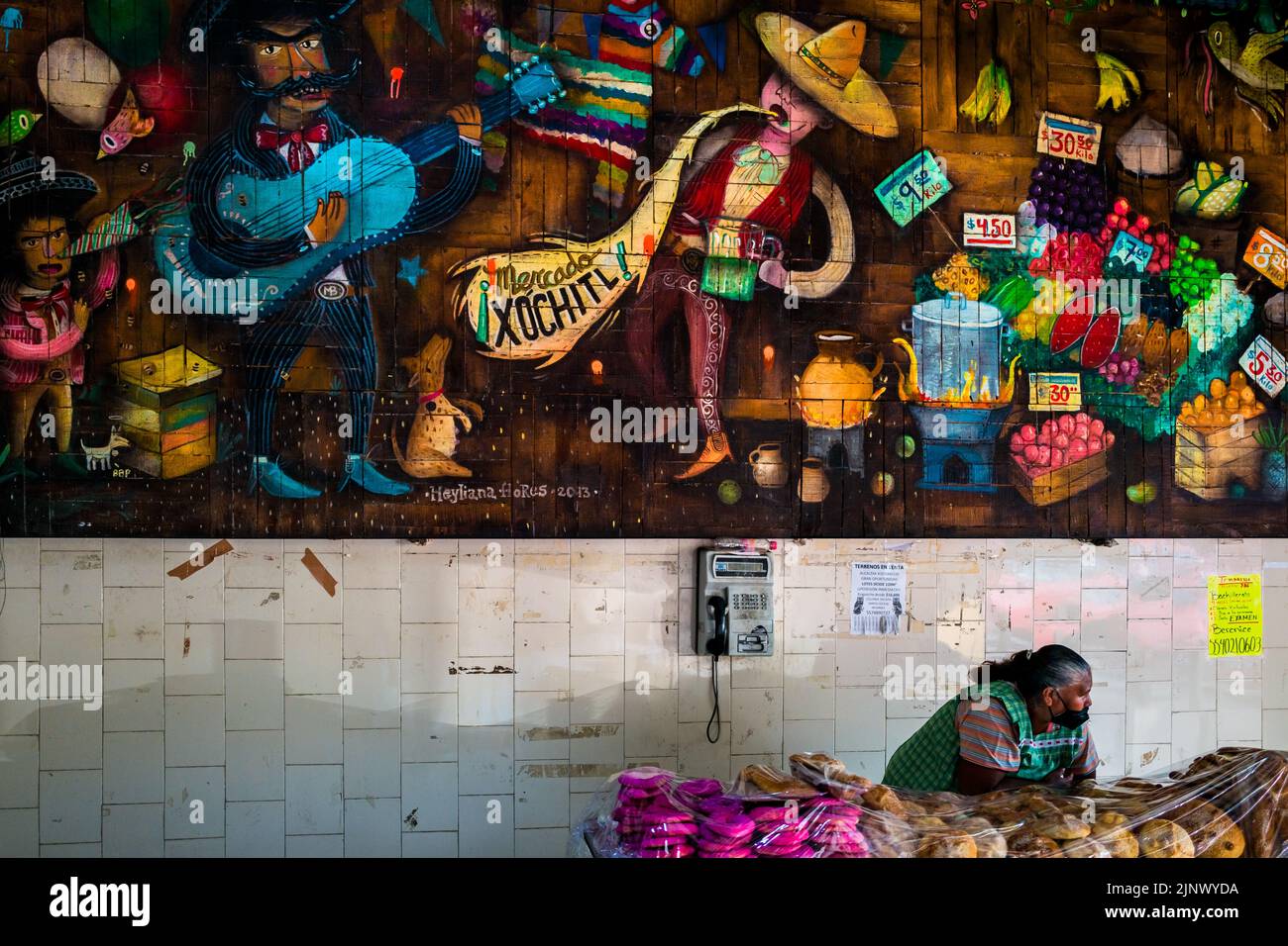 Eine Mexikanerin verkauft Pan de Muerto, ein traditionelles mexikanisches Süßbrot, während der Feierlichkeiten zum Tag der Toten (Día de Muertos) in Xochimilco, Mexiko. Stockfoto