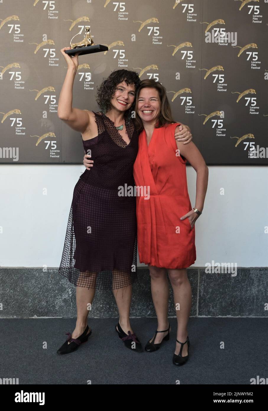 Locarno, Swiss Locarno Film Festival 2022 Preisverleihung Fotocall Regra 34 Pardo d'Oro bester Film Gran Premio del Festival Città di Locarno im Bild: Julia Murat Regisseurin, Tatiana Leite Produzentin Stockfoto