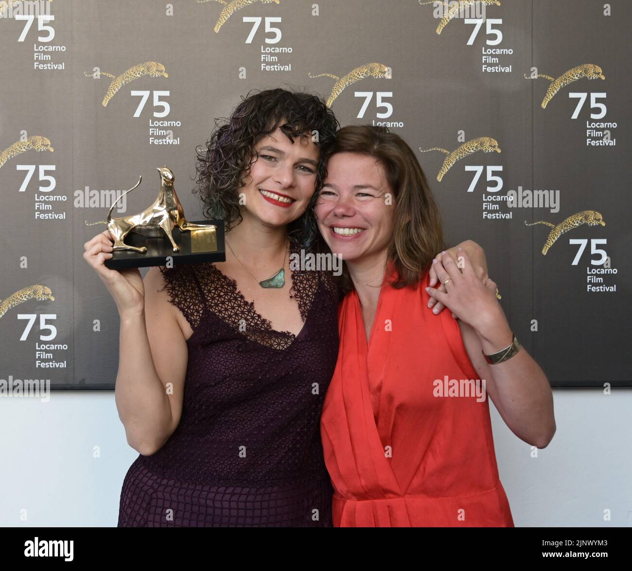 Locarno, Swiss Locarno Film Festival 2022 Preisverleihung Fotocall Regra 34 Pardo d'Oro bester Film Gran Premio del Festival Città di Locarno im Bild: Julia Murat Regisseurin, Tatiana Leite Produzentin Stockfoto