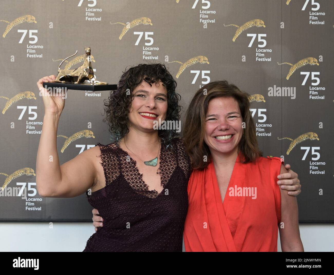 Locarno, Swiss Locarno Film Festival 2022 Preisverleihung Fotocall Regra 34 Pardo d'Oro bester Film Gran Premio del Festival Città di Locarno im Bild: Julia Murat Regisseurin, Tatiana Leite Produzentin Stockfoto