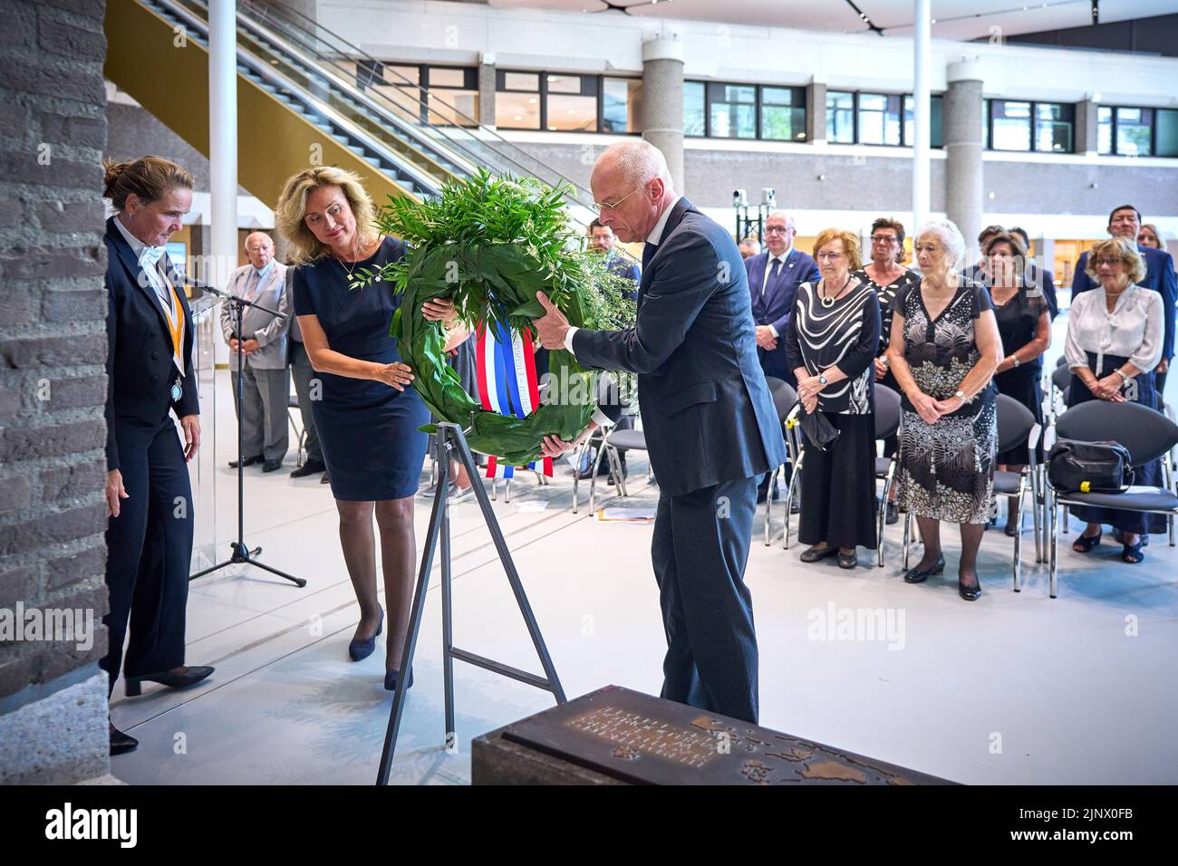 2022-08-14 11:26:31 DEN HAAG - der Präsident des Senats, Jan Anthonie Bruijn, und die Präsidentin des Repräsentantenhauses, Vera Bergkamp, legten während der Gedenkfeier an der indonesischen Gedenktafel in der Halle des Repräsentantenhauses einen Kranz nieder. Das parlament erinnert an die Opfer in den Niederländischen Ostindien während des Zweiten Weltkriegs. ANP PHIL NIJHUIS netherlands Out - belgium Out Credit: ANP/Alamy Live News Stockfoto