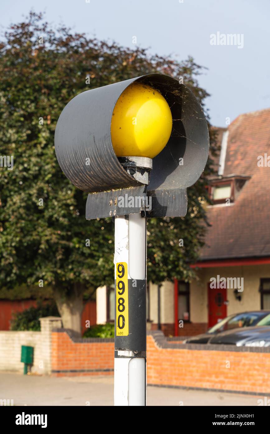 Belisha-Leuchtfeuer, Zebra-Kreuzungen, blinkende gelbe Lichter, aktive Straße, Kreuzungsort, Schwarz lackiert, weiße Streifen, muss, nachgeben, Fußgängerwagen Stockfoto