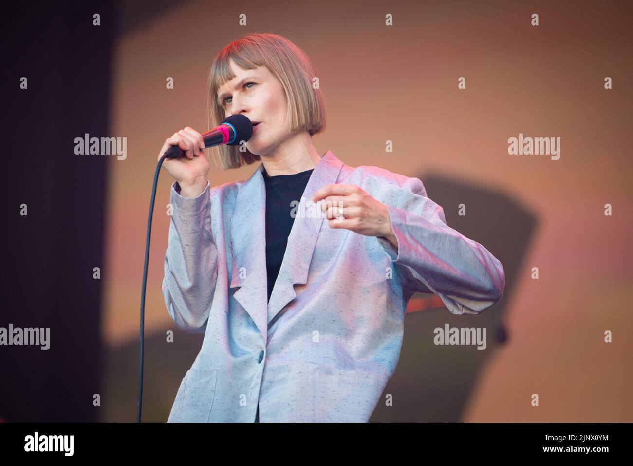 Oslo, Norwegen. 13. August 2022. Die norwegische Sängerin, Songwriterin und Musikerin Jenny Hval gibt während des norwegischen Musikfestivals Oyafestivalen 2022 in Oslo ein Live-Konzert. (Foto: Gonzales Photo/Alamy Live News Stockfoto