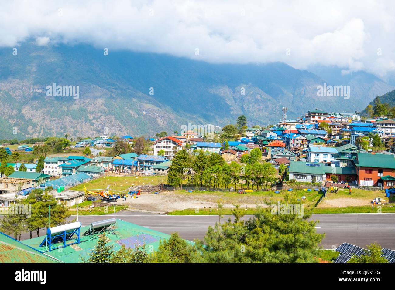 Lukla, Nepal - 21. April 2022: Blick auf Lukla Dorf und Lukla Flughafen, Khumbu Tal, Solukhumbu, Everest Gebiet, Nepal Himalaya, Lukla ist das Tor für EV Stockfoto