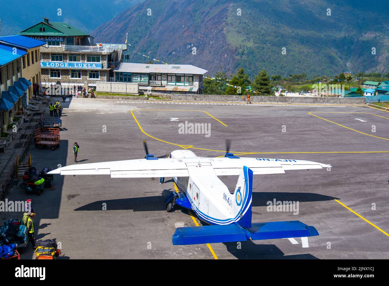 Lukla, Nepal - 21. April 2022: Blick auf Lukla Dorf und Lukla Flughafen, Khumbu Tal, Solukhumbu, Everest Gebiet, Nepal Himalaya, Lukla ist das Tor für EV Stockfoto