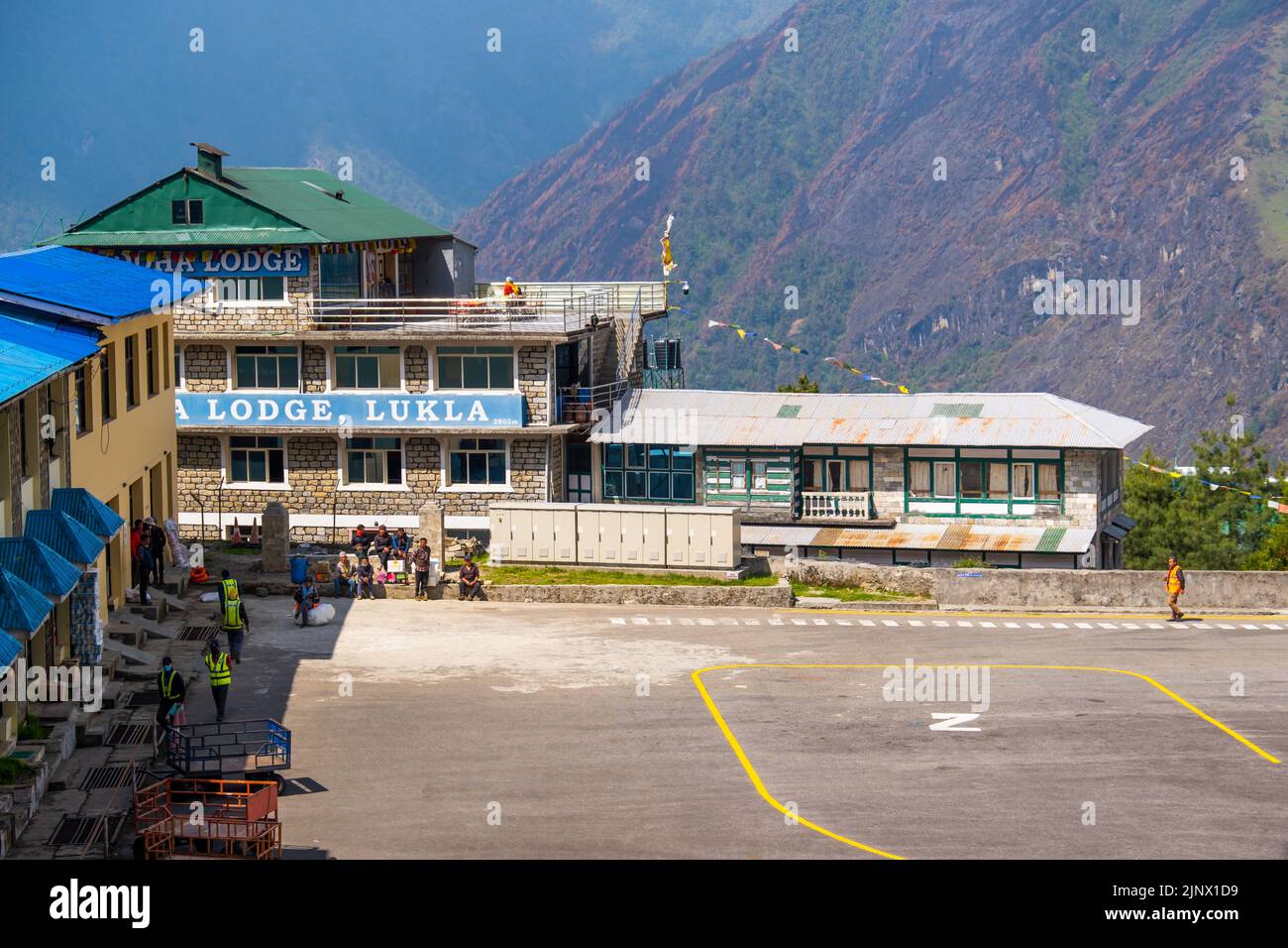 Lukla, Nepal - 21. April 2022: Blick auf Lukla Dorf und Lukla Flughafen, Khumbu Tal, Solukhumbu, Everest Gebiet, Nepal Himalaya, Lukla ist das Tor für EV Stockfoto