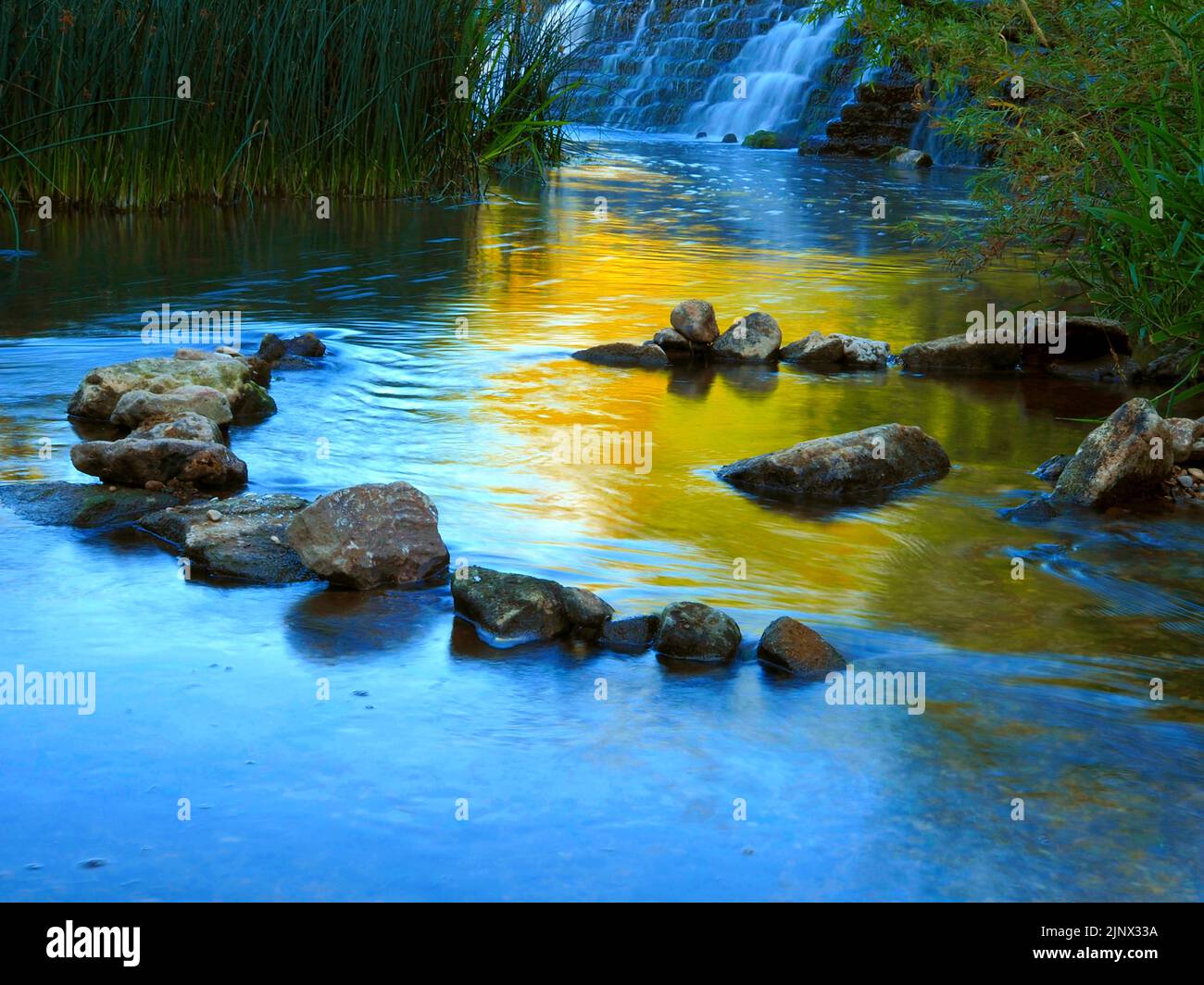 Morgendämmerung auf dem Fluss bei Warleigh Weir Stockfoto