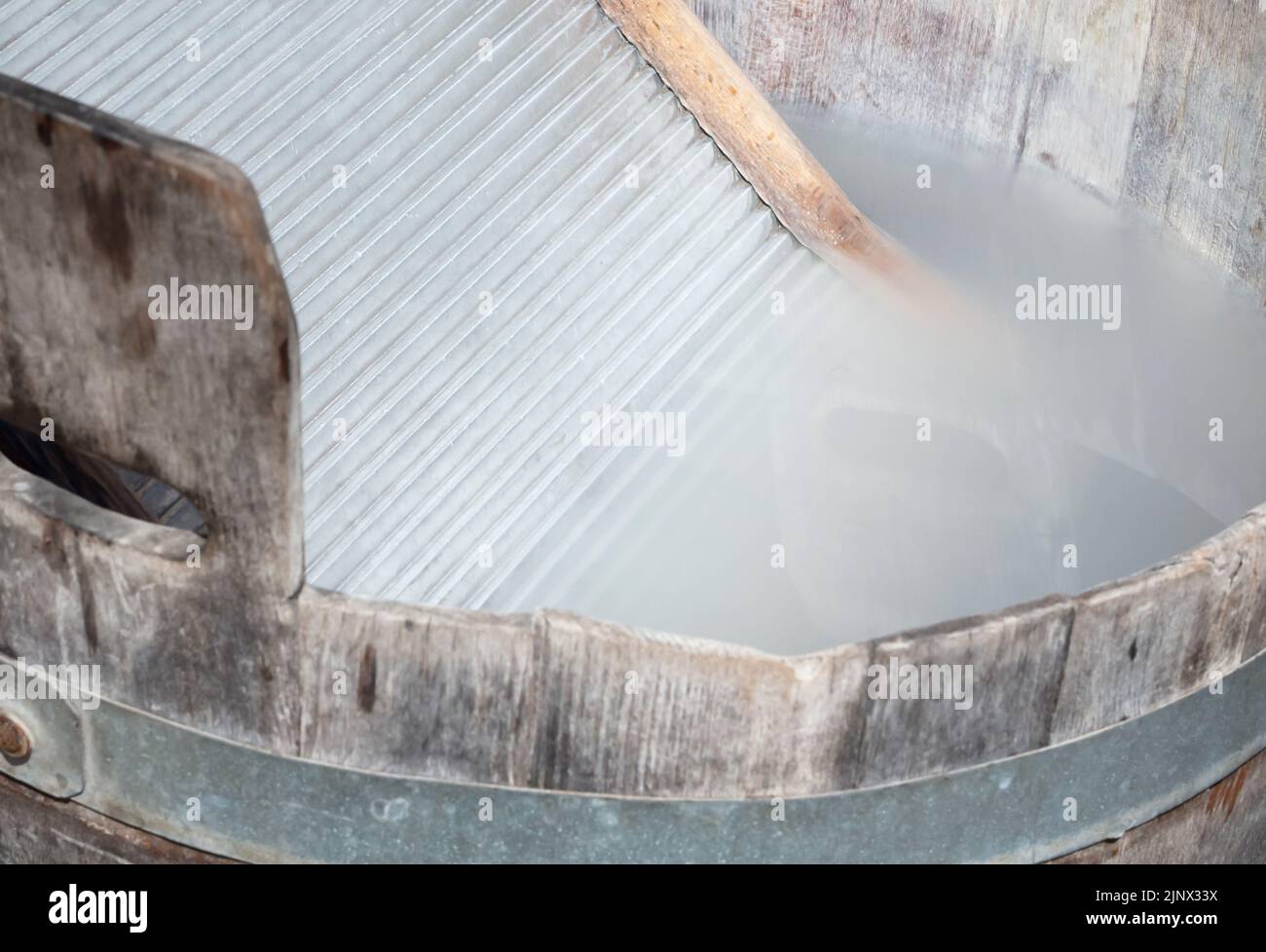 Nahaufnahme eines alten Waschbretts, das noch in Gebrauch ist, selektiver Fokus Stockfoto