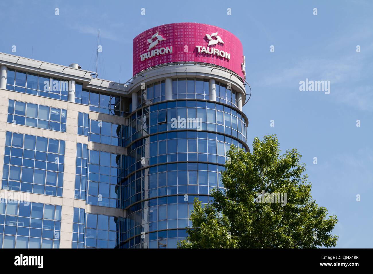 Der Hauptsitz von TAURON Polska Energia befindet sich im Bürogebäude des Geschäftsbereichs Katowice. Energieholding in Polen, Stromverteilung. Stockfoto
