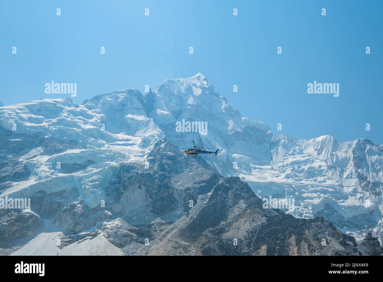 Everest-Basislager Gorakshep Rettungshubschrauber in Aktion Himalaya Nepal, kleine Siedlung, die am Rande auf 5.164 m Höhe in der Nähe des Mount Evere liegt Stockfoto