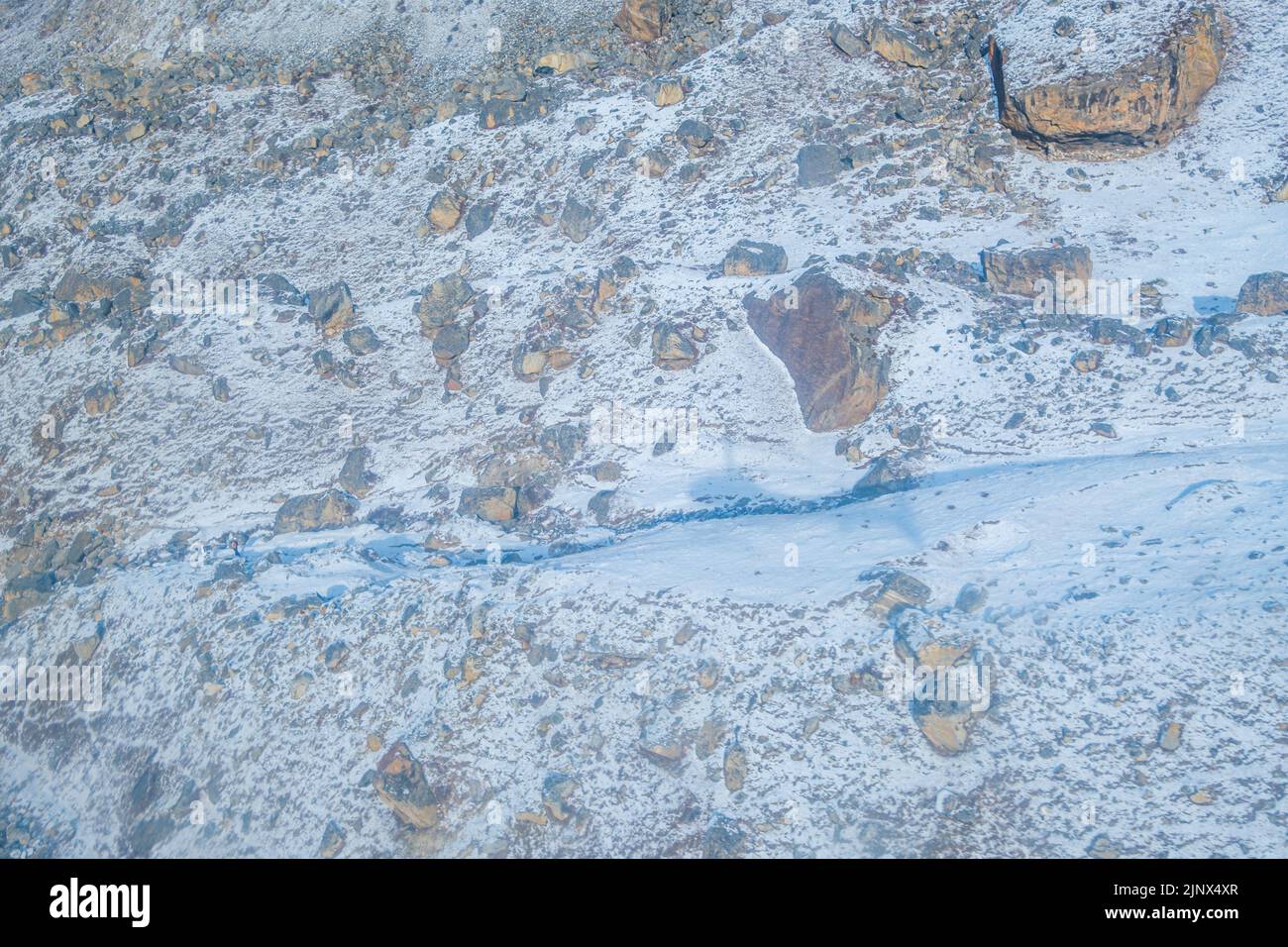Everest-Basislager Gorakshep Rettungshubschrauber in Aktion Himalaya Nepal, kleine Siedlung, die am Rande auf 5.164 m Höhe in der Nähe des Mount Evere liegt Stockfoto