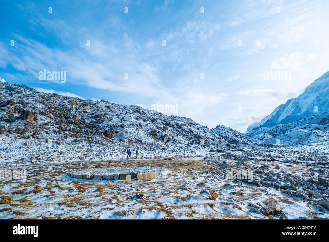 Everest-Basislager Gorakshep Rettungshubschrauber in Aktion Himalaya Nepal, kleine Siedlung, die am Rande auf 5.164 m Höhe in der Nähe des Mount Evere liegt Stockfoto