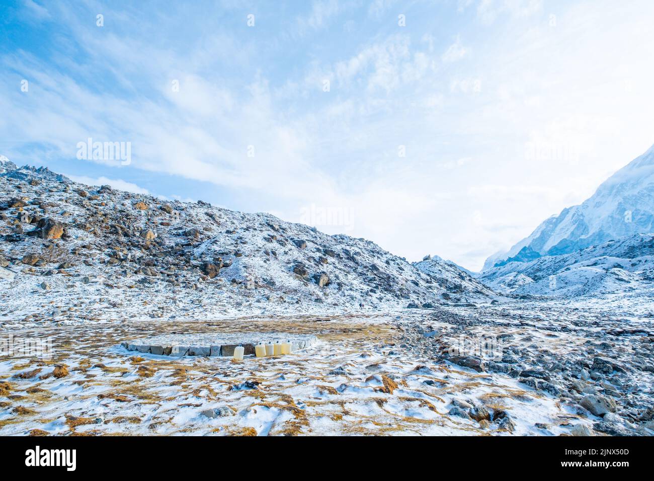 Everest-Basislager Gorakshep Rettungshubschrauber in Aktion Himalaya Nepal, kleine Siedlung, die am Rande auf 5.164 m Höhe in der Nähe des Mount Evere liegt Stockfoto