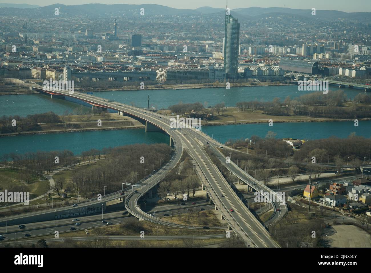 Luftaufnahme eines der hohen Wege Wiens, mit Hintergrund der Stadt und dem Millenium City Turm, der einer der höchsten Wolkenkratzer ist. Stockfoto